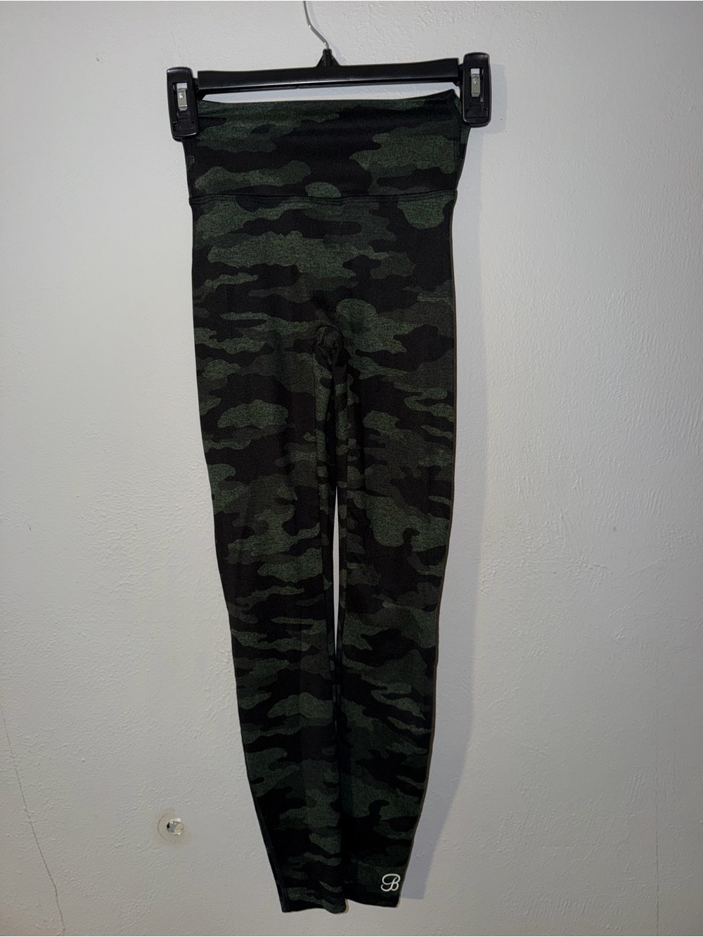 Bombshell Sportswear Camo High-Rise Leggings in Green & Black